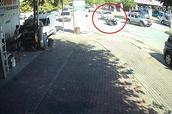 Otomobille çarpıştı, motosikletiyle birlikte metrelerce sürüklendi