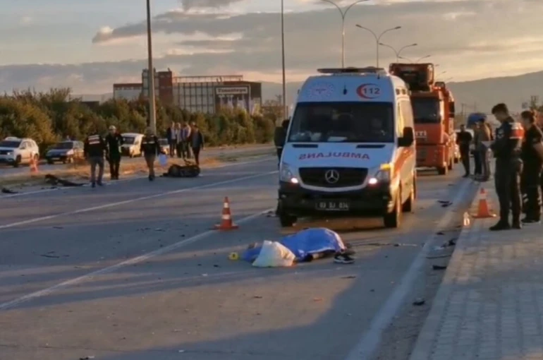 Otomobille motosiklet çarpıştı: 1 ölü, 3 yaralı