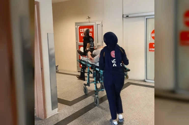 Otomobille motosiklet çarpıştı. 1 yaralı 