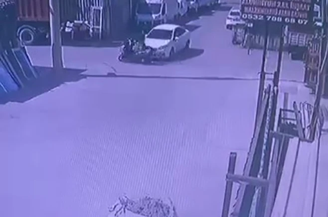 Otomobille motosikletin çarpıştığı kaza anı kameraya yansıdı: 1 yaralı