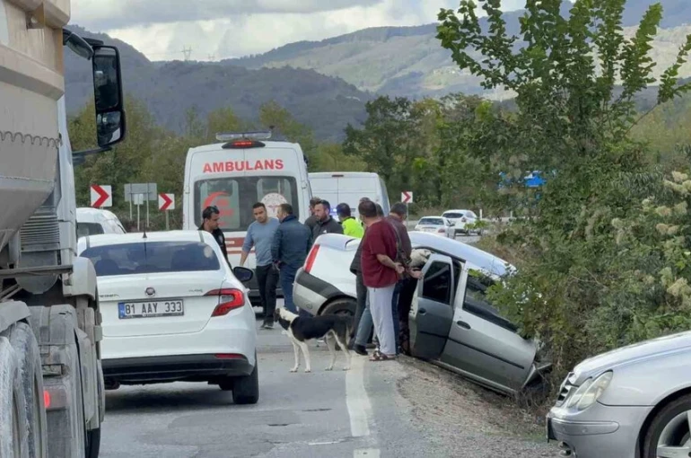 Otomobiller çarpıştı: 1’i çocuk 4 kişi yaralı