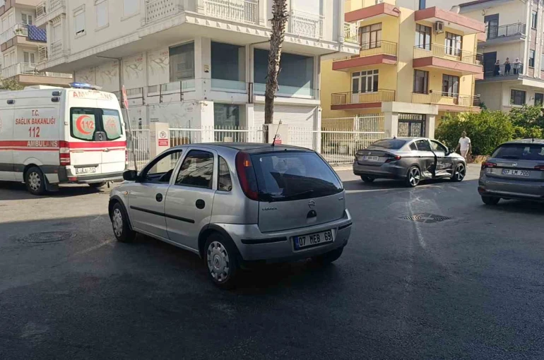 Otomobiller çarpıştı, kaza anı kameraya yansıdı
