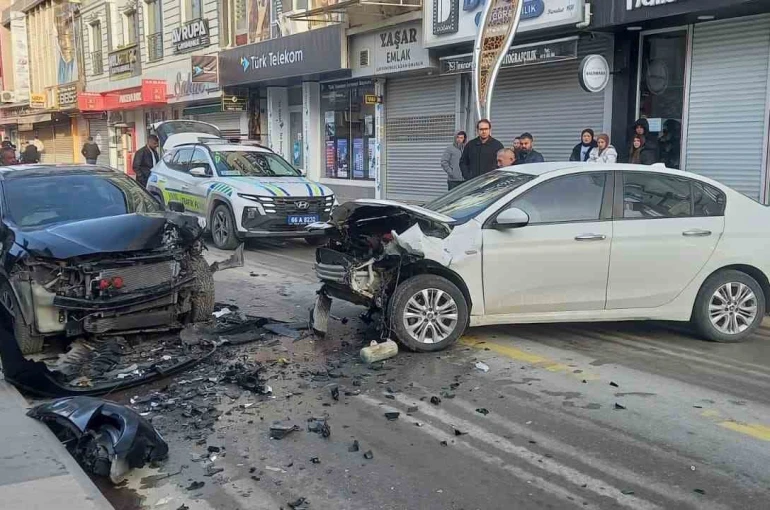 Otomobiller kafa kafaya çarpıştı, 1 yaralı