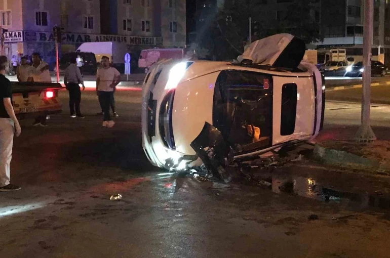 Otomobiller kavşakta çarpıştı: 2 yaralı
