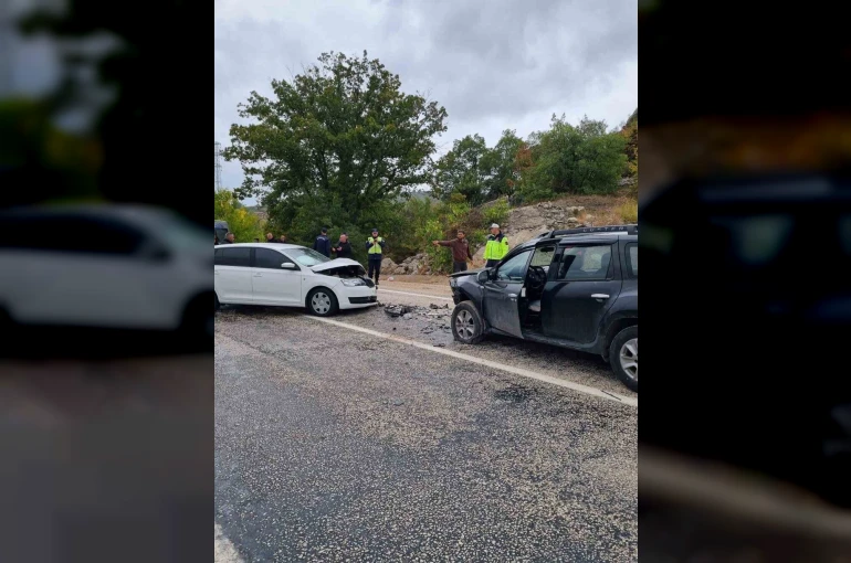 Otomobillerin çarpıştığı kazada 2 kişi yaralandı