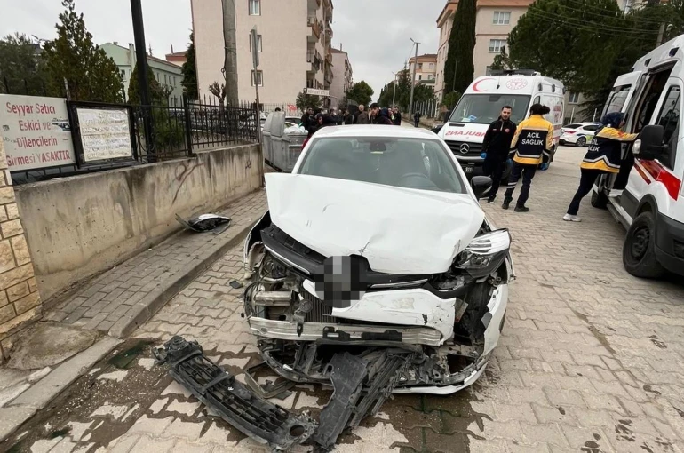Otomobillerin çarpıştığı kazada 5 kişi yaralandı