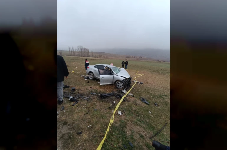 Otomobillerin kafa kafaya çarpışmasıyla 1 kişi öldü, 5 kişi de yaralandı
