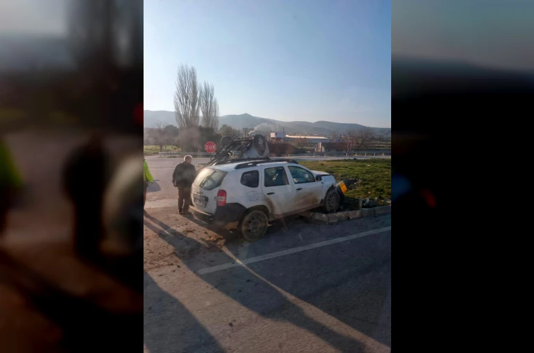 Otomobillerin kavşakta çarpışmasıyla 5 kişi yaralandı