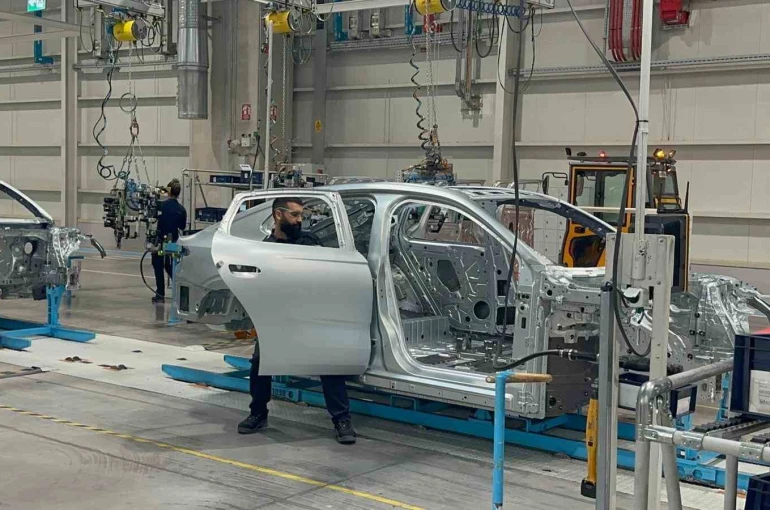 Otomotiv sektörü Avrupa’da gaza bastı