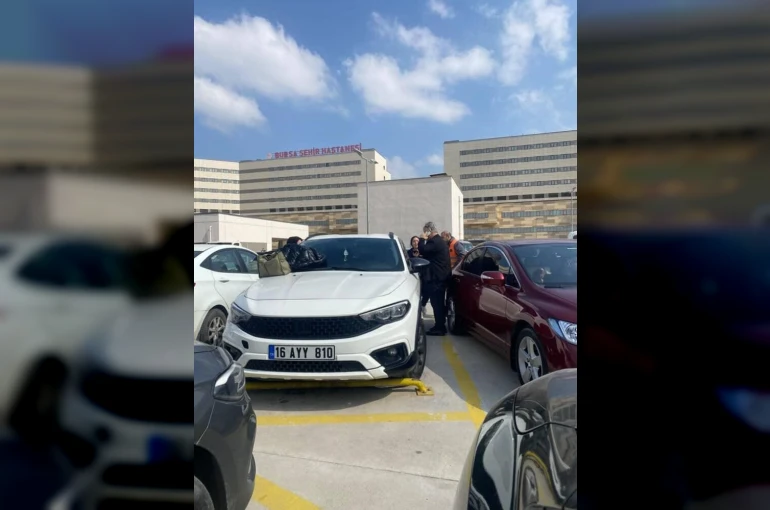 Otoparkta panik dolu anlar... Araçta kilitli kalan çocuk cam kırılarak kurtarıldı