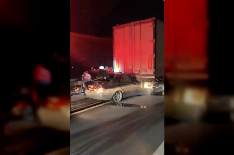 Otoyolda kontrolden çıkan otomobil, tıra arkadan çarptı: 1 yaralı 