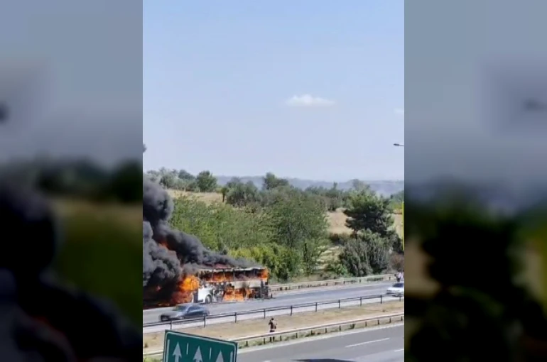 Otoyolda yolcu otobüsü alev alev yandı 