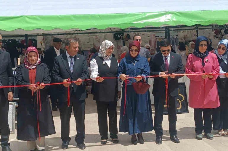 Özalp Halk Eğitim Merkezi Müdürlüğünün yılsonu sergisi yoğun ilgi gördü