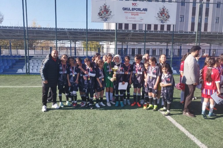 Özalplı kız futbol takımı il birincisi oldu