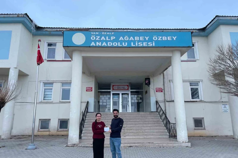 Özalp’te kitap okuma sınavında dereceye girenlere ödülleri verildi