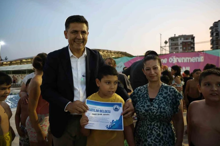 Özel bireyler havuzda engellerini aştı, 500 çocuk yüzme öğrendi