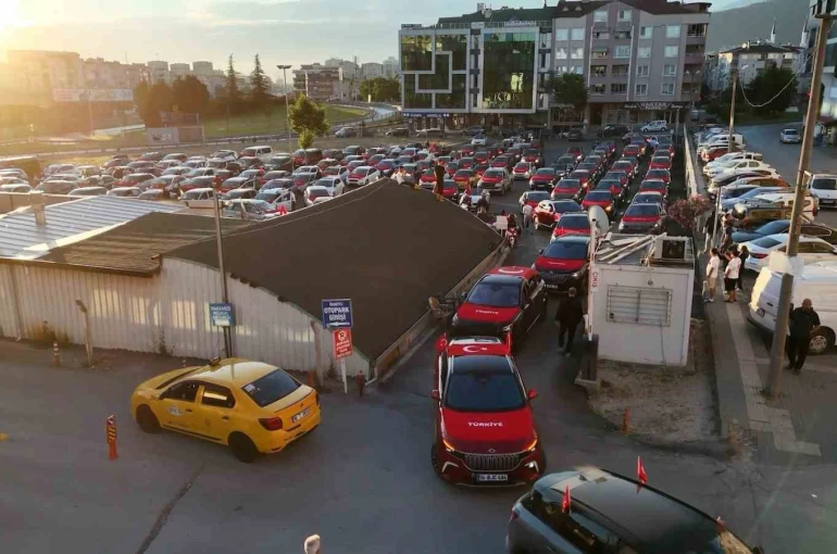 (Özel) Bursa’da A Milli Takım coşkusu sokaklara taştı, 250 araçlık konvoy kenti turladı