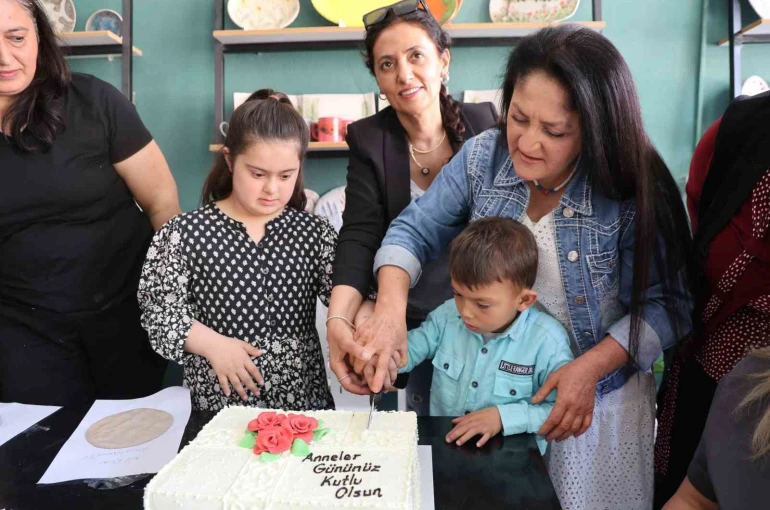 Özel çocuklar, anneleriyle birlikte çamuru sanata dönüştü