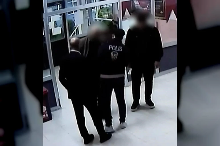 Özel düzenekle ehliyet sınavıra girmeye hazırlanan 2 kişi yakalandı