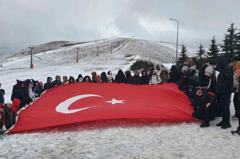Özel eğitim öğrencileri Akdağ zirvesinde Türk bayrağı açtı