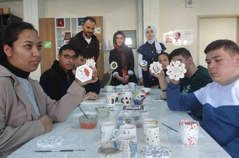Özel öğrencilerden çini sanatına renkli dokunuş