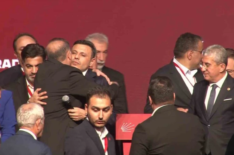 Özgür Çelik oy çokluğu ile yeniden CHP İstanbul İl Başkanı seçildi
