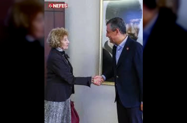 Özgür Özel, Ayşe Kulin'e CHP rozeti taktı