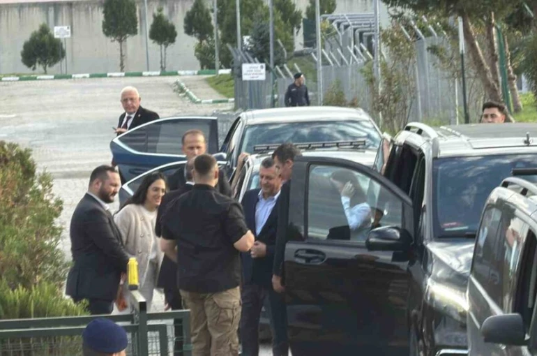 Özgür Özel, Düzce’de tutuklu bulunan Pınar Türker’i ziyaret etti