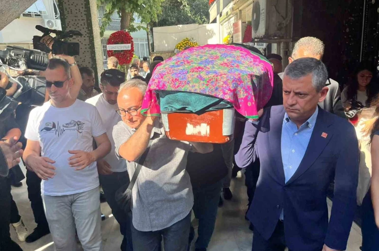 Özgür Özel, İzmir’de Gönülşen ailesinin cenazesine katıldı