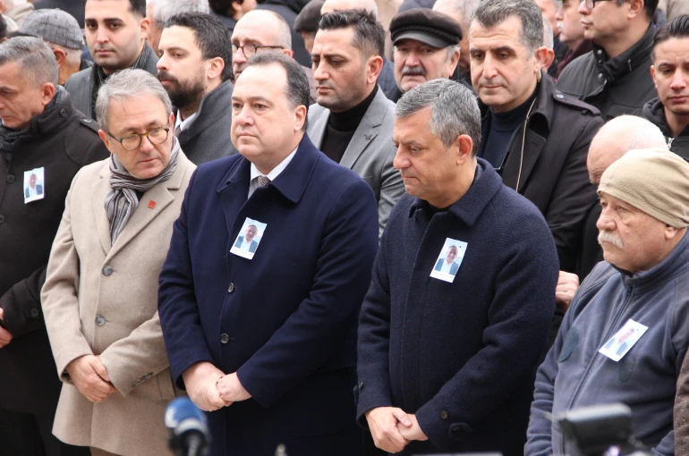 Özgür Özel, Manisa'da cenaze namazına katıldı