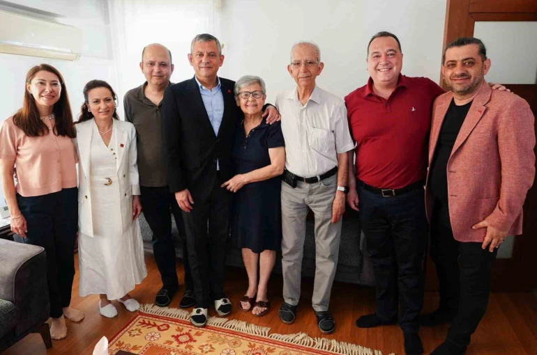 Özgür Özel’den Anneler Günü’nde duygu dolu ziyaret