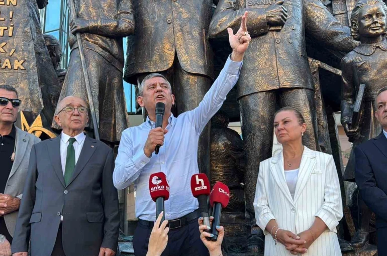 Özgür Özel’den ’dini değerleri aşağılayan’ Deniz Göktaş’a destek