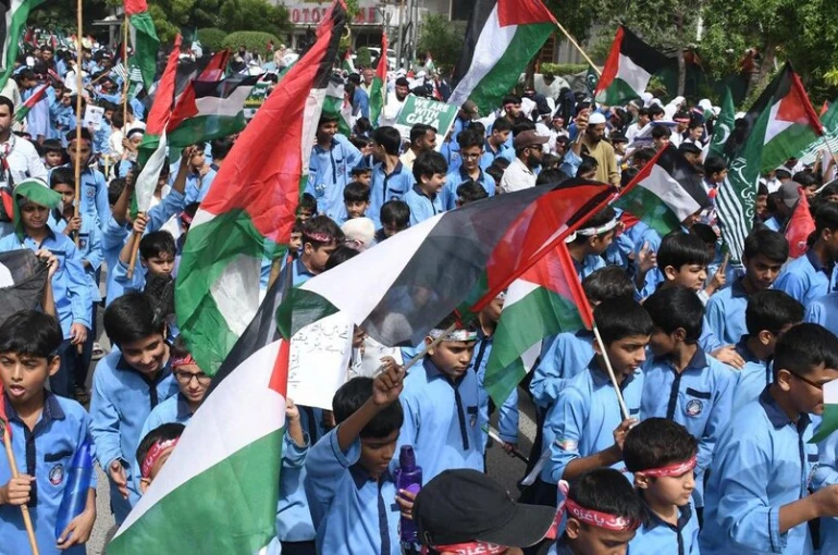 Pakistan’da İsrail’in Gazze’ye yönelik saldırıları ikinci yılında protesto edildi
