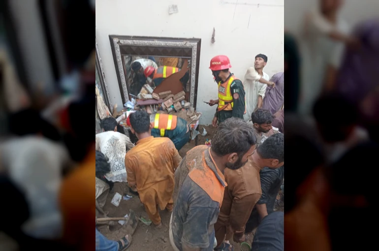 Pakistan’da dershanenin çatısı çöktü: 14 ölü