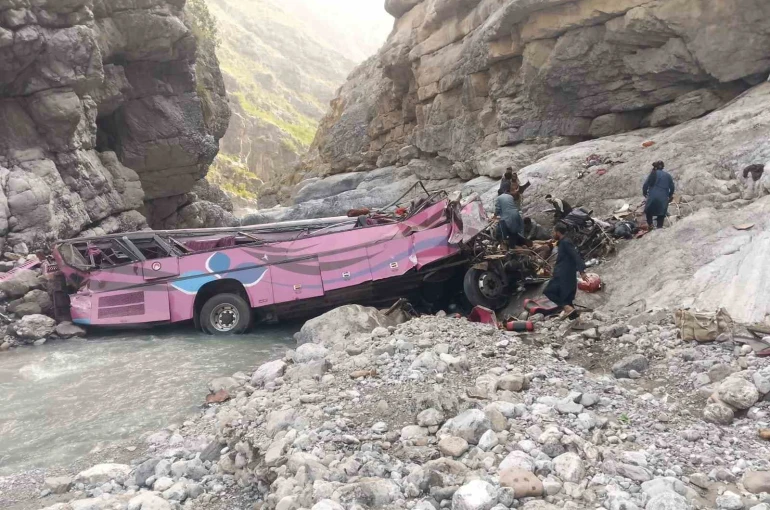 Pakistan’da yolcu otobüsü dev çukura uçtu: 40 ölü