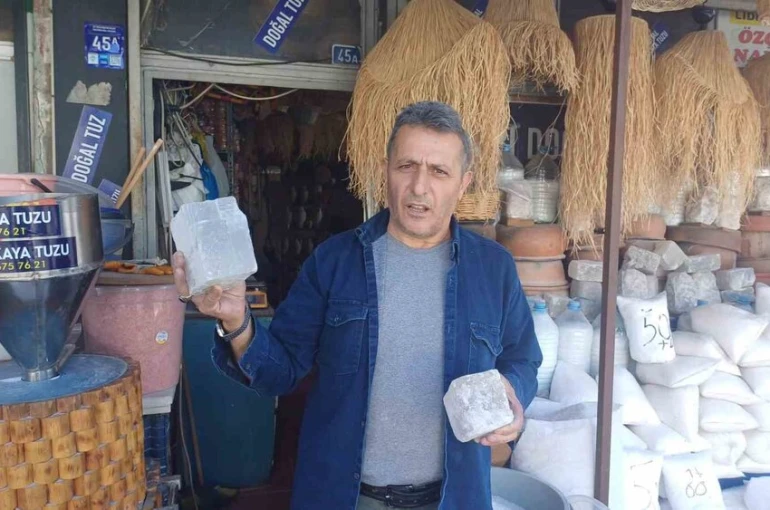 Pakistan’dan getirdiği tuzla yemeklere lezzet katıyor
