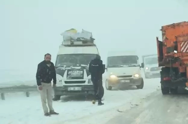 Palandöken Geçidi baharda da geçit vermedi, sürücülerin imdadına ekipler yetişti