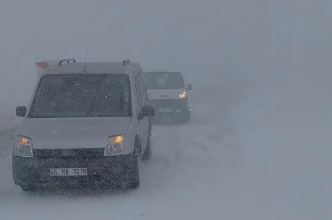 Palandöken Geçidi’nde 3 saat mahsur kaldılar