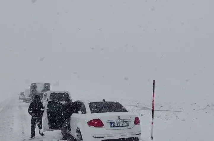 Palandöken geçidinde kar ve tipi etkili oldu