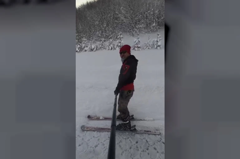 Palandöken’e gidemeyen kayak tutkunları köy yolunu piste çevirdi