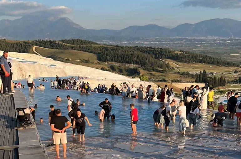 Pamukkale bayramda 113 bin ziyaretçiyi ağırladı