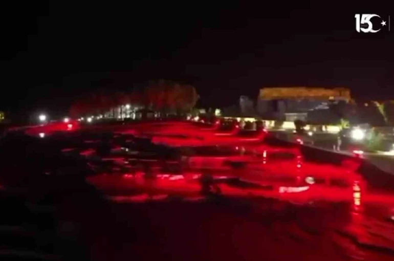 Pamukkale ve Hierapolis, 15 Temmuz hatırasına kırmızı ve beyaz renlere büründü 