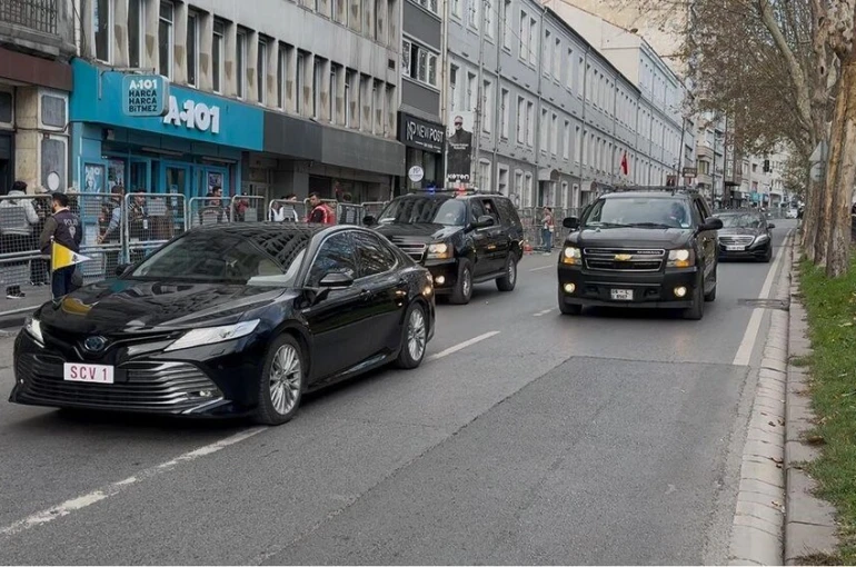Papa 14. Leo Helikopter ile İznik’e gitti