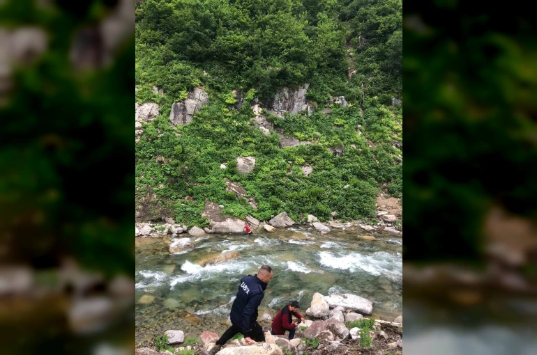 Papağanını kurtardı, kendisi mahsur kaldı