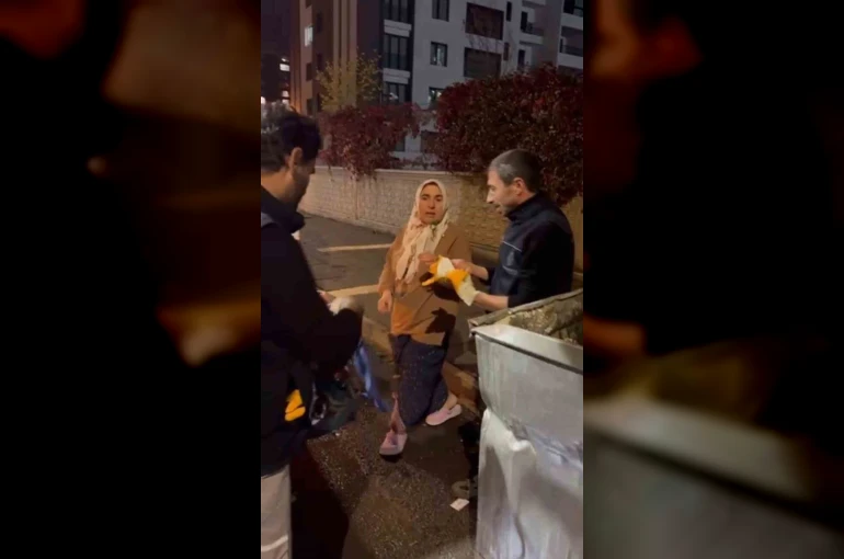 Para dolu çantayı yanlışlıkla çöpe attılar, çöp arabasını arayıp poşeti buldular