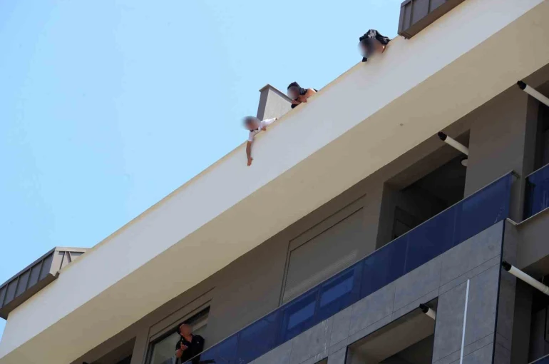 Paralarını alamadığını iddia eden işçiler inşaatın çatısına çıktı