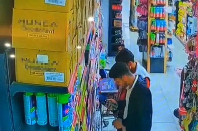 Parfümleri önce kokladılar sonra çaldılar