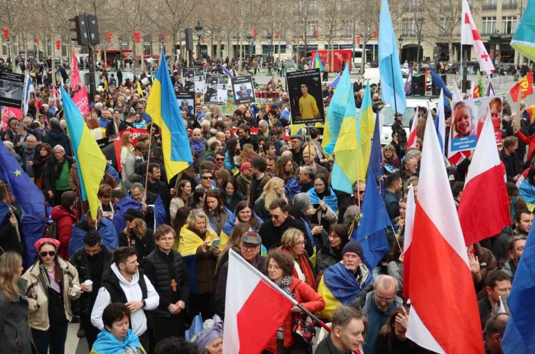 Paris’te Ukrayna’ya destek yürüyüşü