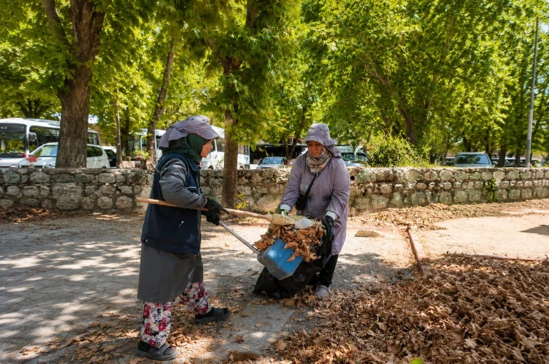 Park Bahçeler Müdürlüğü’nden Karacabey genelinde yoğun mesai