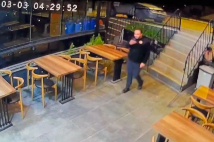 Park ettiği otomobil bir anda geri kaçtı, direğe çarparak durabildi